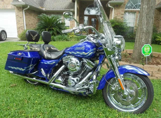 Harley-Davidson CVO Screamin' Eagle Road King FLHRSE